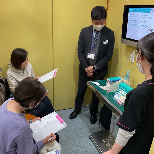 デンタルセミナーで講師の説明を聞きながら資料を確認する飼い主さまの様子｜池田動物病院